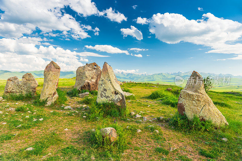 亚美尼亚，Zorats Karer, Karahunj -亚美尼亚巨石阵中有圆形孔的大石头